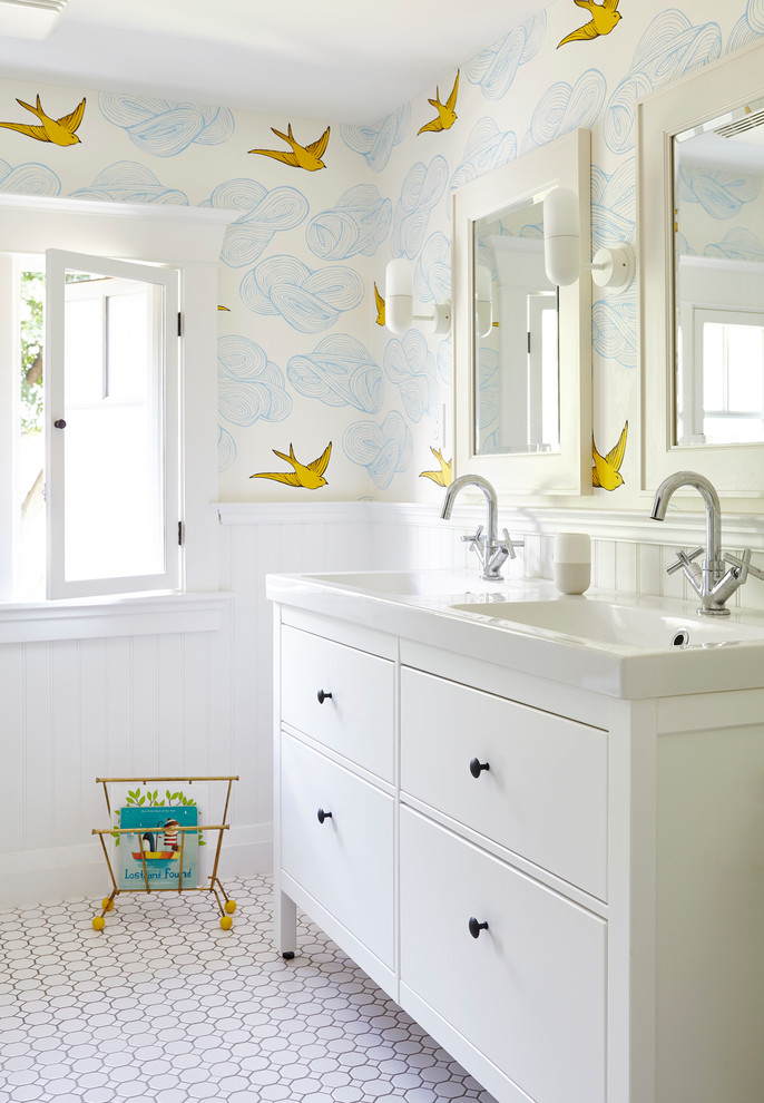 Immagine di una stanza da bagno per bambini classica di medie dimensioni con ante lisce, ante bianche, pareti bianche, pavimento con piastrelle a mosaico, top in quarzo composito, pavimento bianco e lavabo integrato