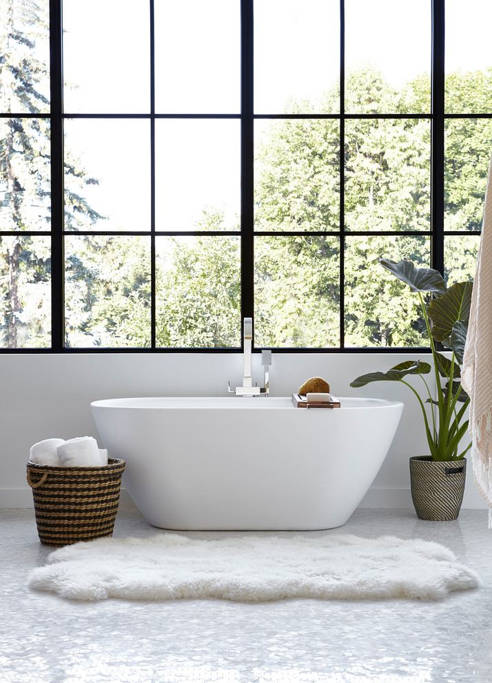 Idée de décoration pour une salle de bain principale minimaliste en bois brun de taille moyenne avec une baignoire indépendante, un sol en carrelage de terre cuite, un plan de toilette en quartz modifié et un sol blanc.