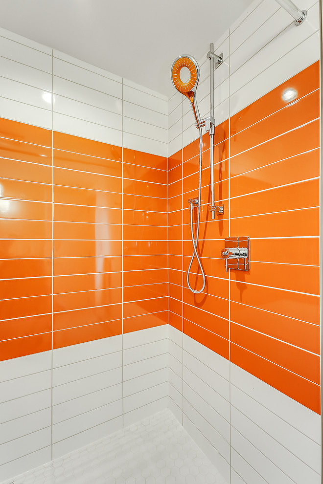 Foto på ett mellanstort 60 tals badrum med dusch, med släta luckor, orange skåp, en dusch i en alkov, en toalettstol med separat cisternkåpa, orange kakel, porslinskakel, vita väggar, klinkergolv i porslin, ett nedsänkt handfat, laminatbänkskiva, grått golv och dusch med duschdraperi