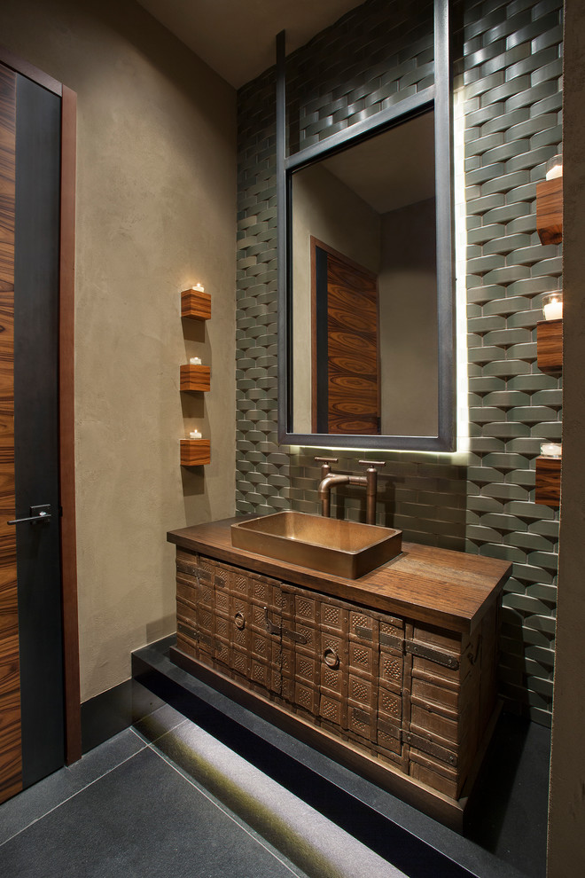 Idée de décoration pour une grande salle d'eau sud-ouest américain en bois brun avec un carrelage gris, un mur beige, un sol en ardoise, un lavabo posé, un plan de toilette en bois, mosaïque et un sol gris.