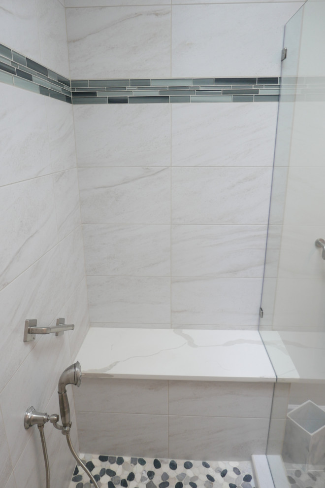 Idéer för ett stort modernt vit en-suite badrum, med luckor med infälld panel, vita skåp, en dusch i en alkov, en toalettstol med separat cisternkåpa, beige kakel, porslinskakel, grå väggar, klinkergolv i porslin, ett undermonterad handfat, bänkskiva i kvarts, grått golv och dusch med gångjärnsdörr