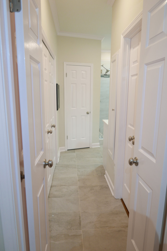 На фото: большая главная ванная комната в современном стиле с фасадами с утопленной филенкой, белыми фасадами, душем в нише, раздельным унитазом, бежевой плиткой, керамогранитной плиткой, серыми стенами, полом из керамогранита, врезной раковиной, столешницей из искусственного кварца, серым полом, душем с распашными дверями и белой столешницей