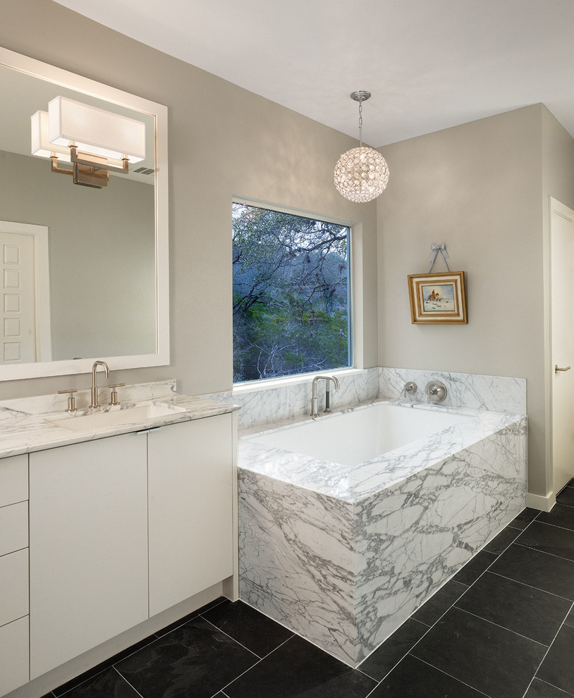 オースティンにあるコンテンポラリースタイルのおしゃれな浴室 (アンダーマウント型浴槽、アンダーカウンター洗面器) の写真