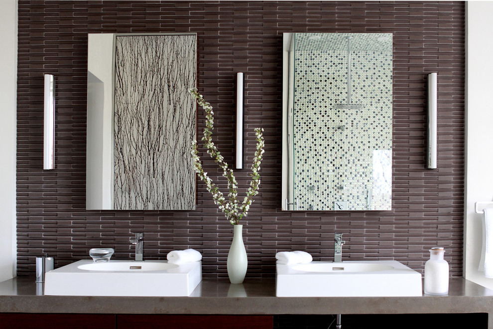 Immagine di una stanza da bagno padronale contemporanea con nessun'anta, pareti grigie, lavabo a bacinella, top in cemento e piastrelle marroni