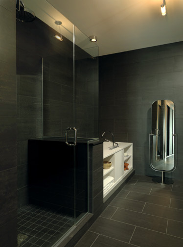 Источник вдохновения для домашнего уюта: главная ванная комната в стиле модернизм с плоскими фасадами, душем в нише, унитазом-моноблоком, серой плиткой, серыми стенами и полом из керамогранита