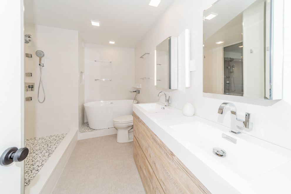 Идея дизайна: ванная комната в стиле модернизм с светлыми деревянными фасадами, накладной ванной, унитазом-моноблоком, белыми стенами, открытым душем и белой столешницей