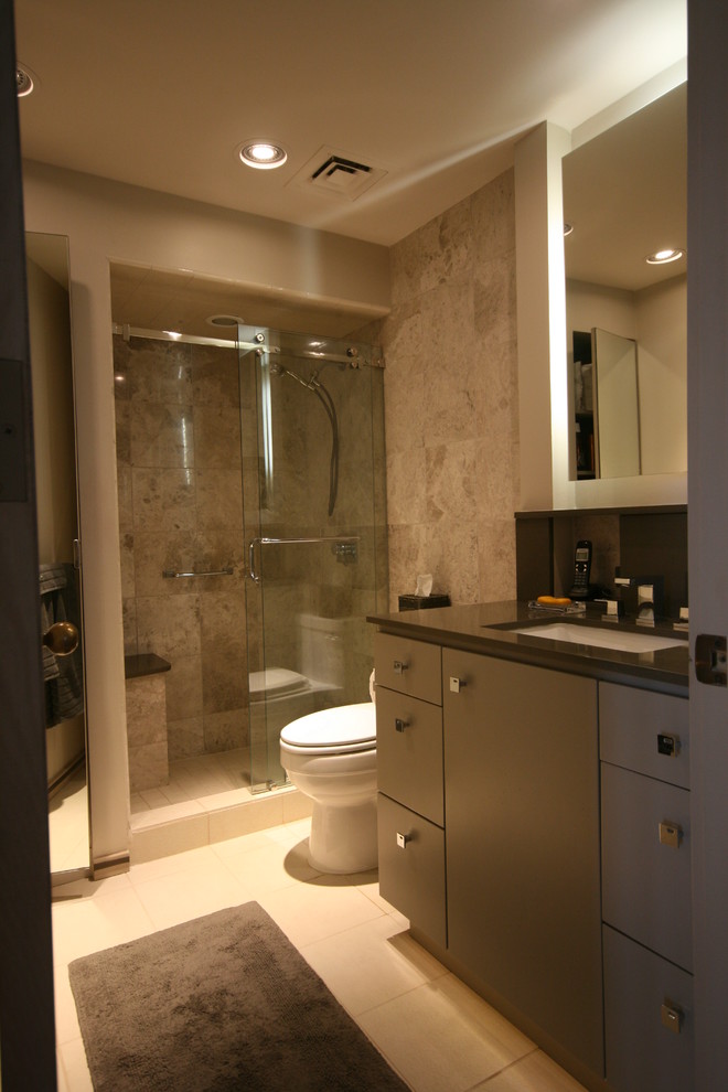 На фото: маленькая ванная комната в стиле модернизм с плоскими фасадами, серыми фасадами, столешницей из искусственного кварца, душем в нише, серой плиткой, каменной плиткой, серыми стенами и полом из керамогранита для на участке и в саду