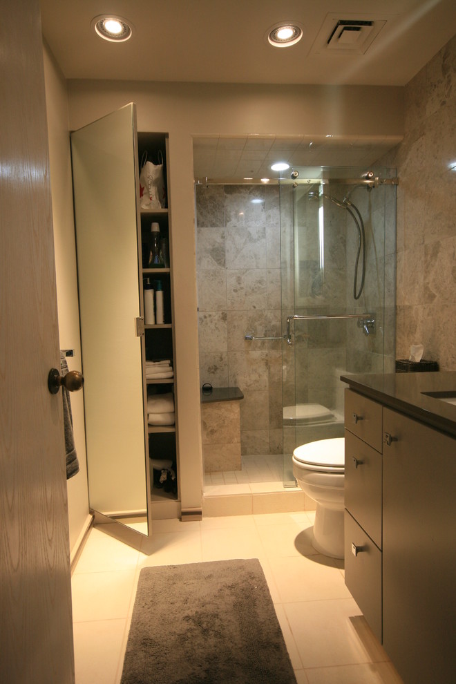 На фото: маленькая ванная комната в стиле модернизм с плоскими фасадами, серыми фасадами, столешницей из искусственного кварца, душем в нише, серой плиткой, каменной плиткой, серыми стенами и полом из керамогранита для на участке и в саду