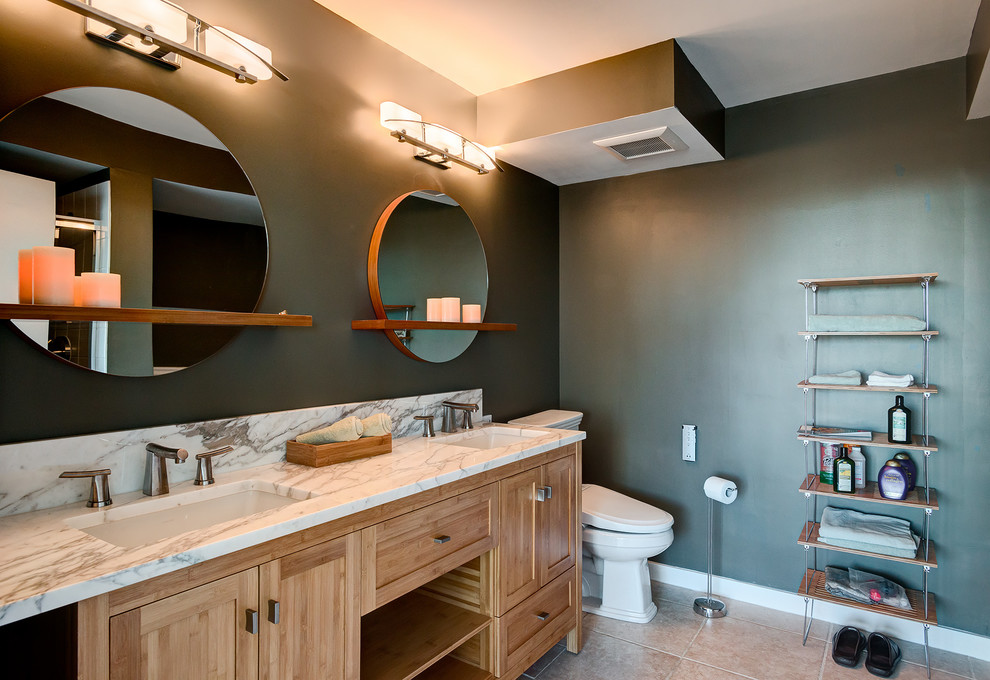 Bathroom - mid-sized modern master ceramic tile bathroom idea in Chicago with an undermount sink, furniture-like cabinets, light wood cabinets, marble countertops, a one-piece toilet and green walls