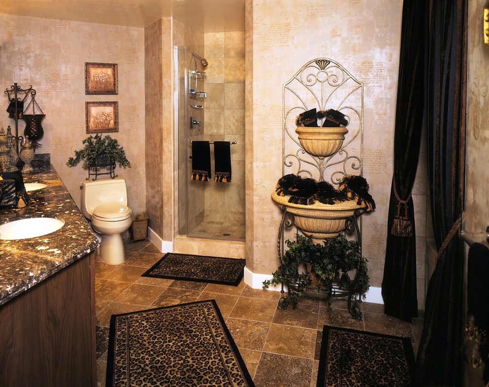 Bild på ett mellanstort medelhavsstil en-suite badrum, med ett undermonterad handfat, luckor med infälld panel, skåp i mörkt trä, granitbänkskiva, ett platsbyggt badkar, en dusch i en alkov, en toalettstol med hel cisternkåpa, flerfärgade väggar och klinkergolv i porslin