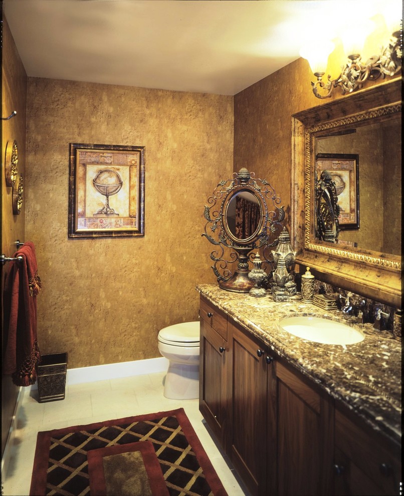Idee per una stanza da bagno con doccia mediterranea di medie dimensioni con lavabo sottopiano, ante con riquadro incassato, ante in legno bruno, top in granito, WC monopezzo, pareti multicolore e pavimento in gres porcellanato