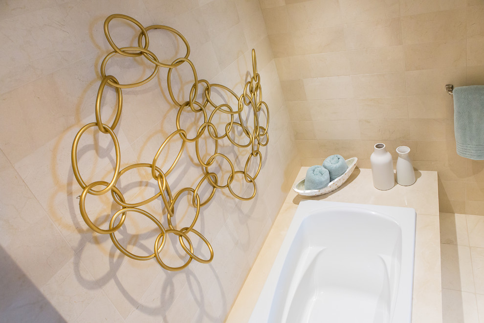 Foto di una stanza da bagno tradizionale con vasca da incasso, piastrelle beige e piastrelle in pietra