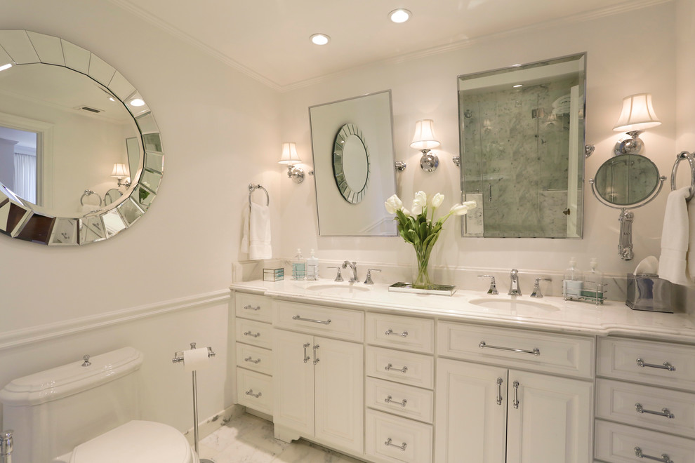 Klassisches Badezimmer mit Unterbauwaschbecken, flächenbündigen Schrankfronten und weißen Schränken in Houston