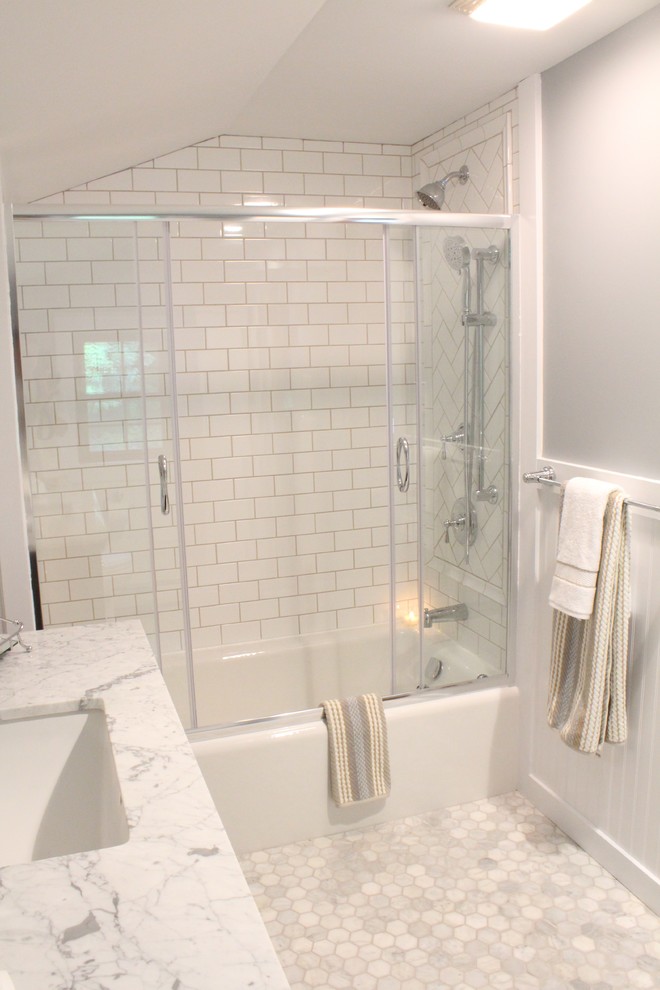 Exemple d'une salle de bain principale chic en bois foncé de taille moyenne avec une baignoire en alcôve, un combiné douche/baignoire, WC séparés, un carrelage blanc, un carrelage métro, un mur gris, un sol en marbre, un lavabo encastré et un plan de toilette en marbre.