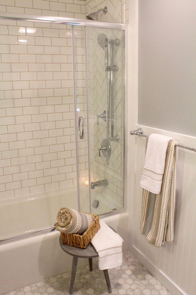 Inspiration för mellanstora klassiska en-suite badrum, med skåp i mörkt trä, ett badkar i en alkov, en dusch/badkar-kombination, en toalettstol med separat cisternkåpa, vit kakel, tunnelbanekakel, grå väggar, marmorgolv, ett undermonterad handfat och marmorbänkskiva