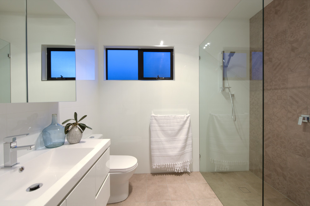 Идея дизайна: ванная комната среднего размера в современном стиле с плоскими фасадами, белыми фасадами, душем в нише, раздельным унитазом, белой плиткой, керамической плиткой, полом из керамической плитки, монолитной раковиной, коричневым полом и открытым душем