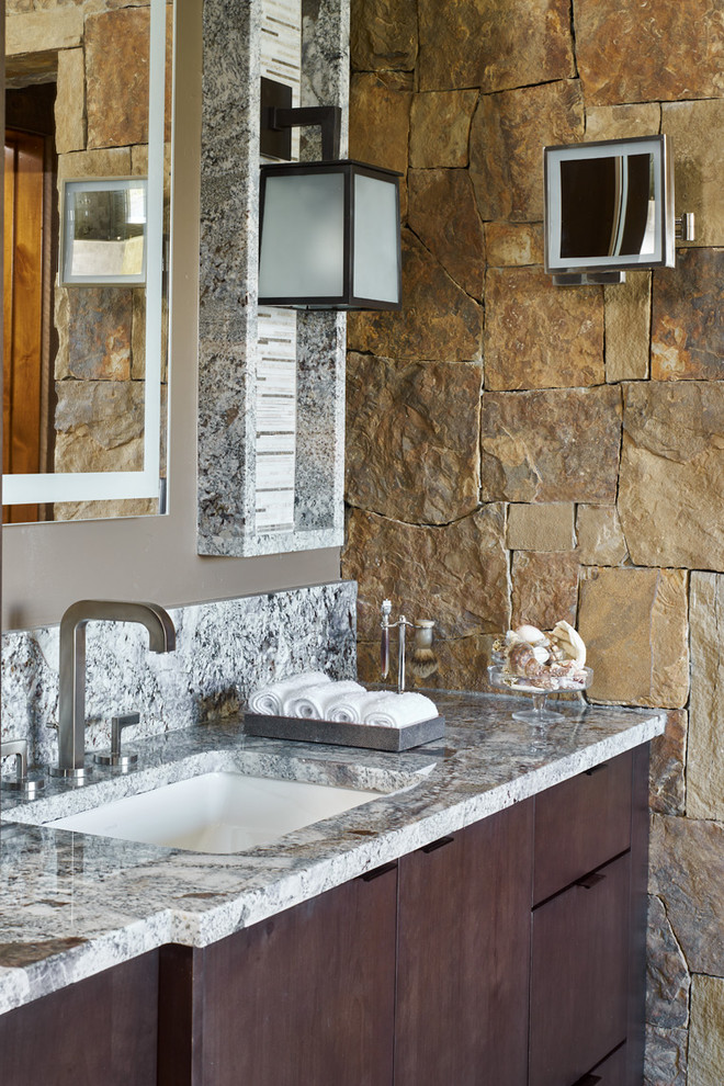 Immagine di una stanza da bagno rustica con ante lisce, ante in legno bruno e lavabo sottopiano
