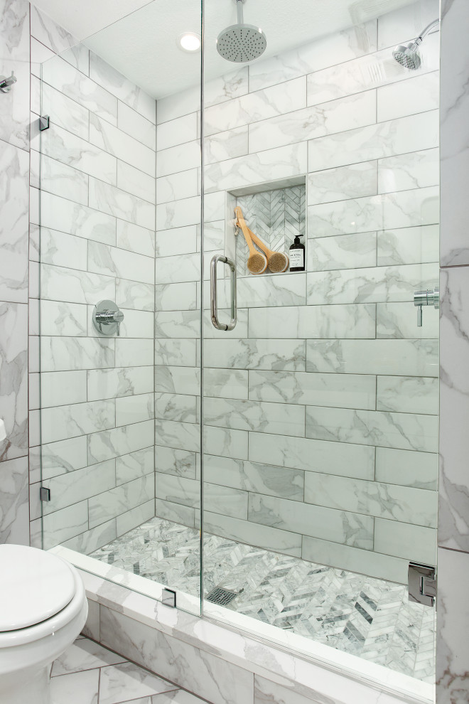 Idee per una stanza da bagno padronale stile marinaro di medie dimensioni con ante in stile shaker e doccia aperta