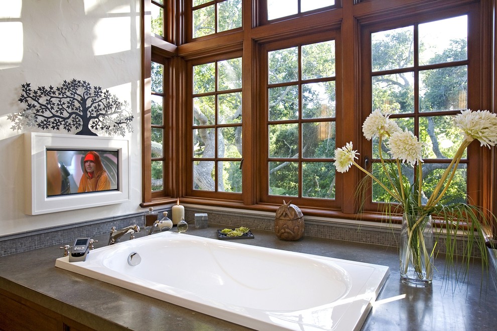 Diseño de cuarto de baño tradicional con bañera encastrada