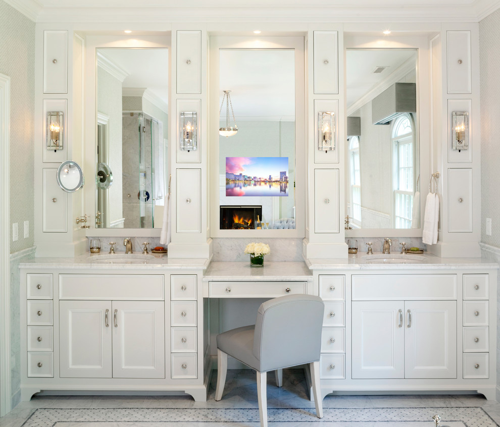 Foto di una stanza da bagno padronale classica di medie dimensioni con consolle stile comò, ante bianche, pareti beige, pavimento in marmo, lavabo integrato, top in marmo e pavimento bianco