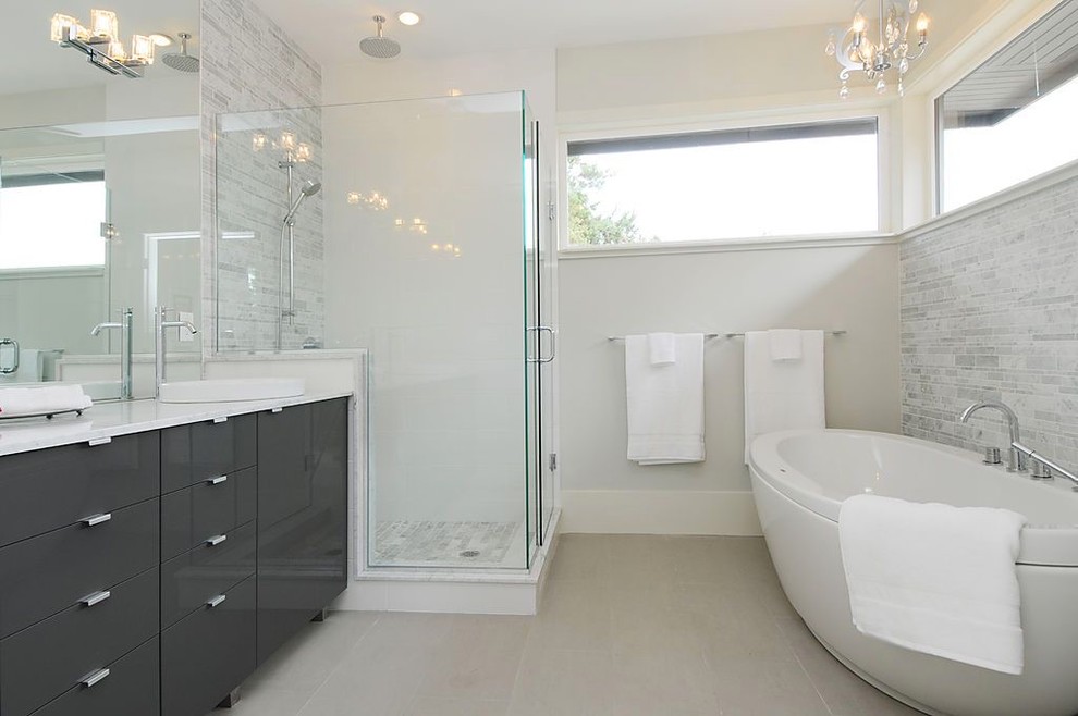 Идея дизайна: ванная комната в современном стиле с отдельно стоящей ванной и окном