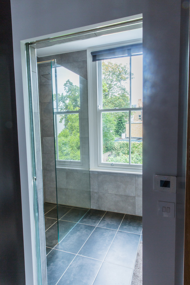 Foto de cuarto de baño principal contemporáneo de tamaño medio con baldosas y/o azulejos grises, baldosas y/o azulejos de cerámica, paredes grises, suelo de baldosas de cerámica y ducha abierta