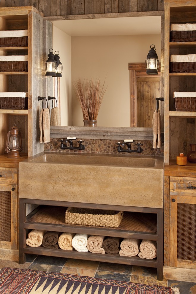 Источник вдохновения для домашнего уюта: большая ванная комната в стиле рустика с раковиной с несколькими смесителями и галечной плиткой