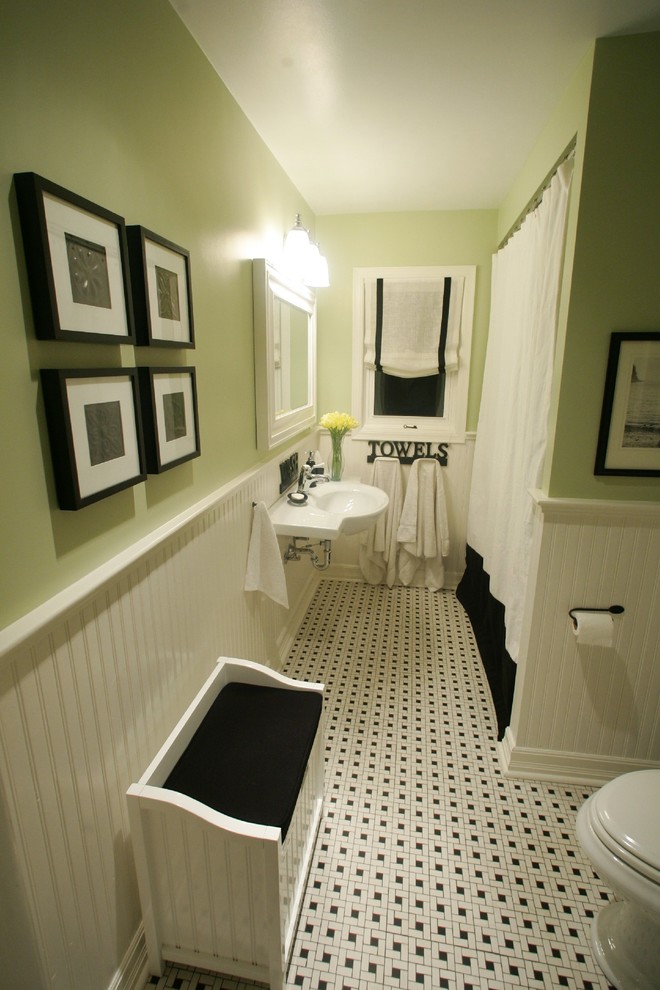 Esempio di una piccola stanza da bagno padronale tradizionale con lavabo sospeso, vasca ad alcova, vasca/doccia, WC a due pezzi, piastrelle bianche, piastrelle in ceramica, pareti verdi e pavimento con piastrelle in ceramica