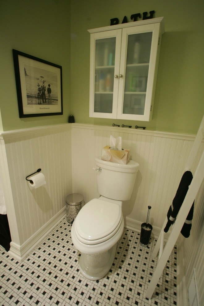 Idée de décoration pour une petite salle de bain principale tradition avec un lavabo suspendu, une baignoire en alcôve, un combiné douche/baignoire, WC séparés, un carrelage blanc, des carreaux de céramique, un mur vert et un sol en carrelage de céramique.