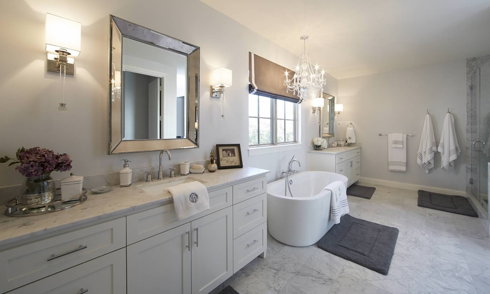 Inspiration för stora klassiska en-suite badrum, med luckor med infälld panel, vita skåp, ett fristående badkar, en hörndusch, grå kakel, stenkakel, grå väggar, marmorgolv, ett undermonterad handfat och marmorbänkskiva