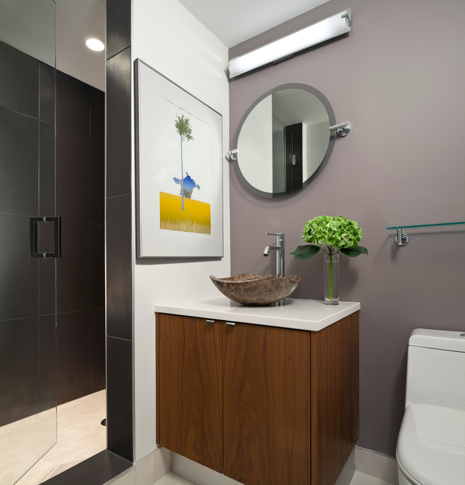 Пример оригинального дизайна: ванная комната в современном стиле с настольной раковиной