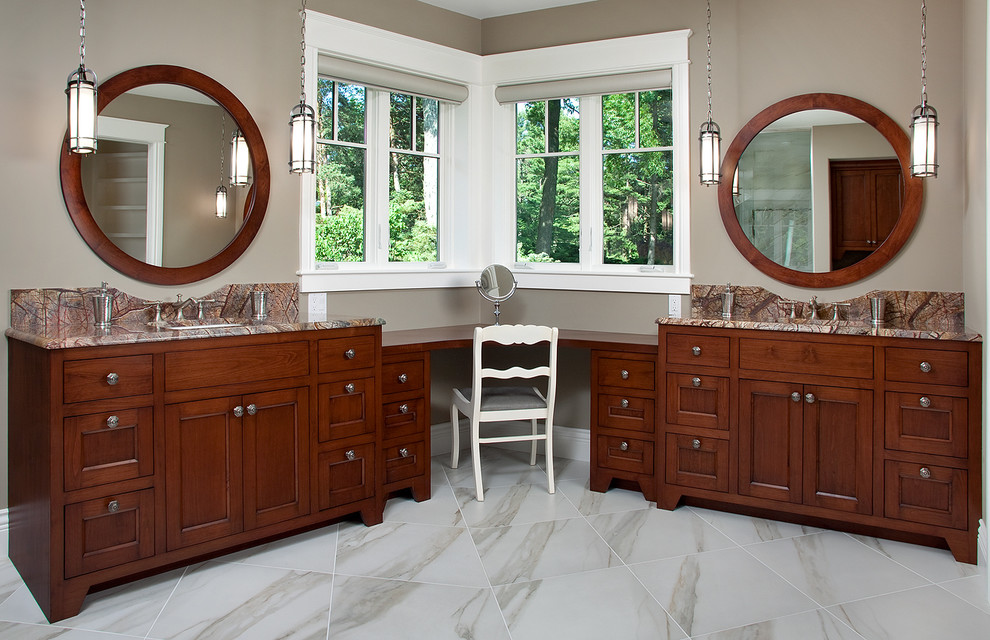 Klassisk inredning av ett stort en-suite badrum, med luckor med infälld panel, skåp i mellenmörkt trä, beige väggar, klinkergolv i porslin och marmorbänkskiva