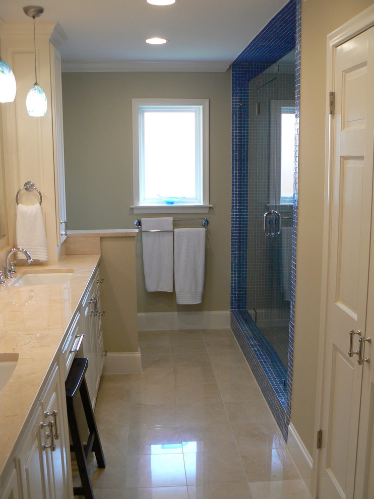 Inspiration för mellanstora klassiska en-suite badrum, med luckor med upphöjd panel, vita skåp, en dubbeldusch, blå kakel, glaskakel, beige väggar, marmorgolv, ett undermonterad handfat, marmorbänkskiva och beiget golv