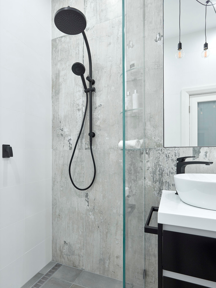 Diseño de cuarto de baño industrial pequeño con puertas de armario negras, ducha abierta, sanitario de pared y lavabo sobreencimera