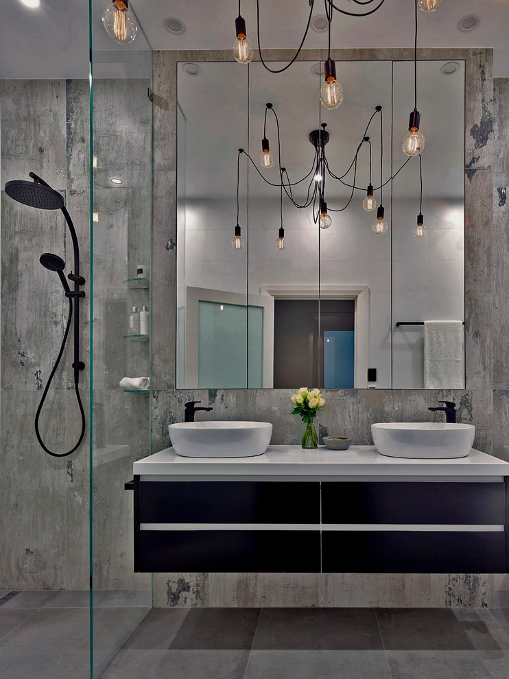 アデレードにあるラグジュアリーな小さなインダストリアルスタイルのおしゃれな浴室 (黒いキャビネット、置き型浴槽、オープン型シャワー、壁掛け式トイレ、磁器タイル、磁器タイルの床、ベッセル式洗面器) の写真