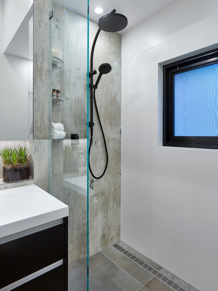 Idee per una piccola stanza da bagno industriale con ante nere, doccia aperta, piastrelle in gres porcellanato, pavimento in gres porcellanato, lavabo a bacinella e top in superficie solida