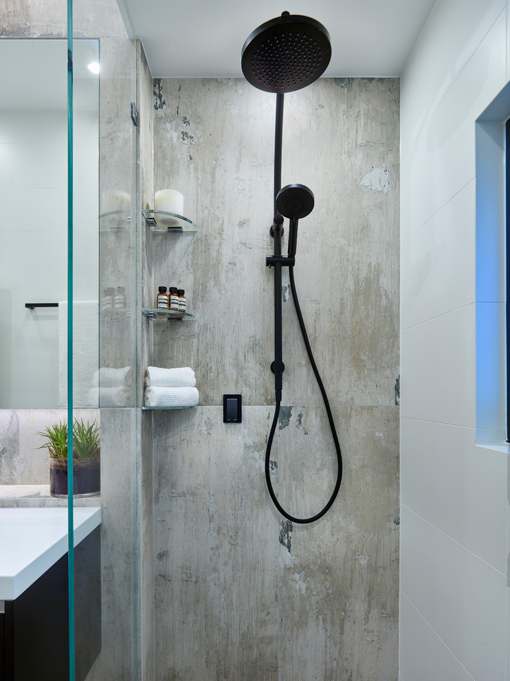 Immagine di una piccola stanza da bagno industriale con ante nere, doccia aperta, piastrelle in gres porcellanato, pavimento in gres porcellanato, lavabo a bacinella e top in superficie solida