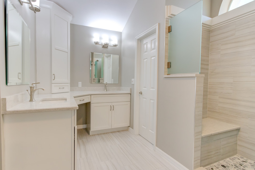 Inspiration pour une salle de bain principale design de taille moyenne avec un placard à porte shaker, des portes de placard blanches, un mur gris, un lavabo encastré, un plan de toilette en quartz modifié et un plan de toilette blanc.