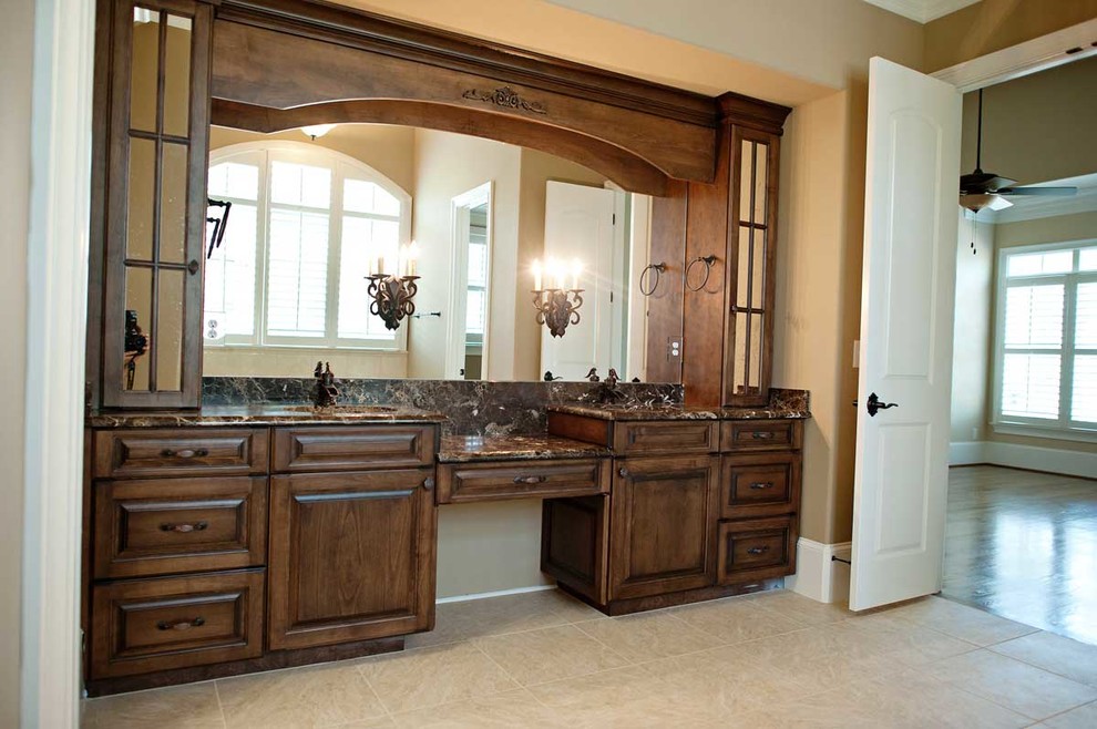 Exempel på ett klassiskt en-suite badrum, med luckor med upphöjd panel, skåp i mörkt trä, beige kakel och bruna väggar