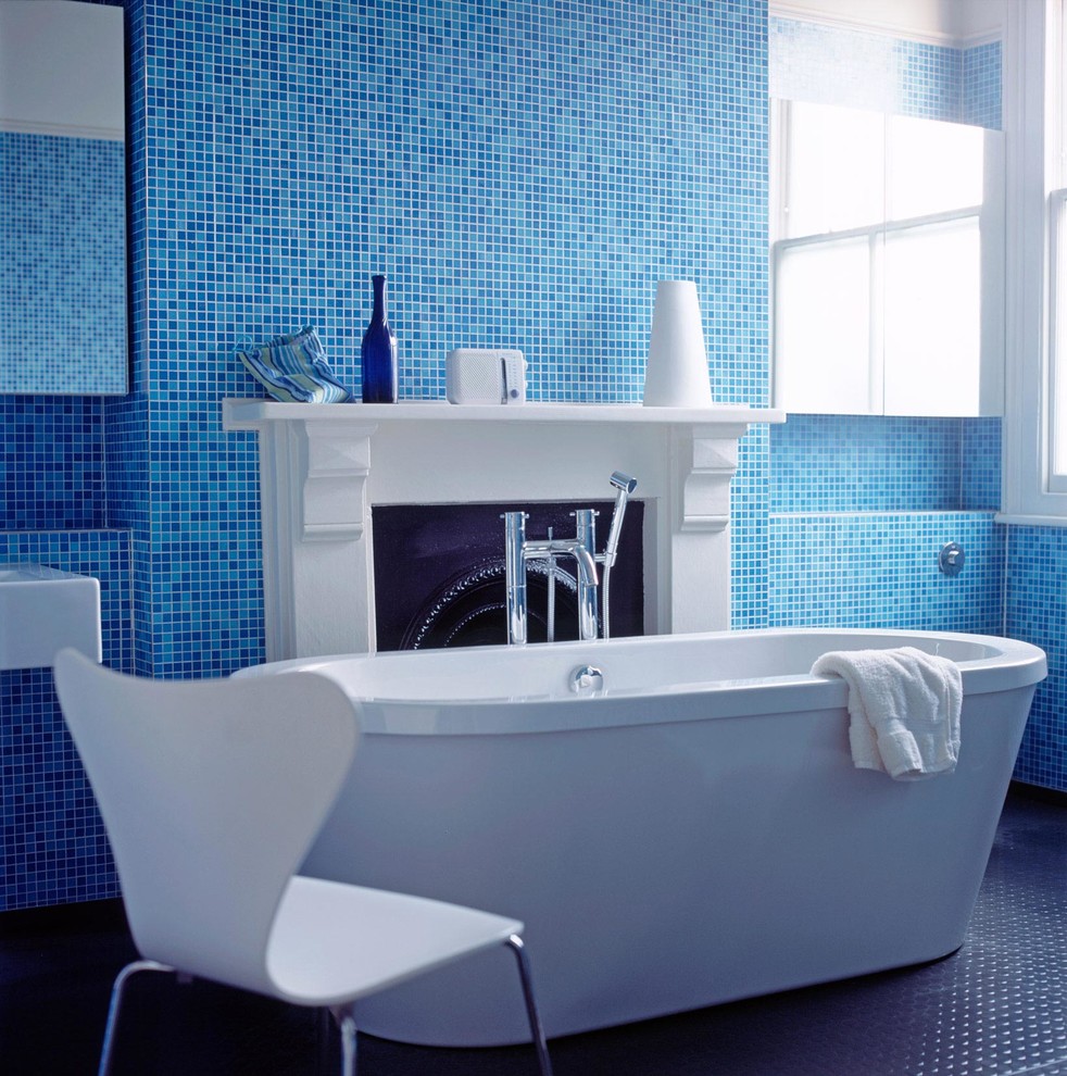 Mittelgroßes Modernes Badezimmer En Suite mit freistehender Badewanne, blauen Fliesen, Mosaikfliesen, blauer Wandfarbe und Keramikboden in London