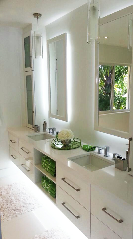 Foto de cuarto de baño principal actual de tamaño medio con armarios con paneles lisos, puertas de armario blancas, encimera de cuarzo compacto y lavabo bajoencimera