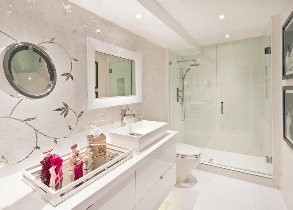 Cette image montre une grande douche en alcôve principale design avec un placard à porte plane, des portes de placard blanches, un plan de toilette en surface solide, un carrelage blanc, une vasque et un mur blanc.