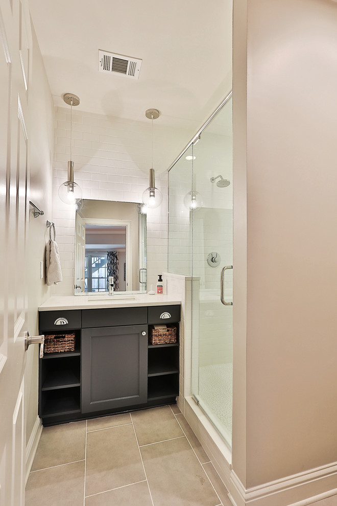 Idéer för små vintage badrum med dusch, med ett undermonterad handfat, skåp i shakerstil, bänkskiva i kvarts, en hörndusch, en toalettstol med separat cisternkåpa, vit kakel, keramikplattor, grå väggar, klinkergolv i keramik, grå skåp, beiget golv och dusch med gångjärnsdörr