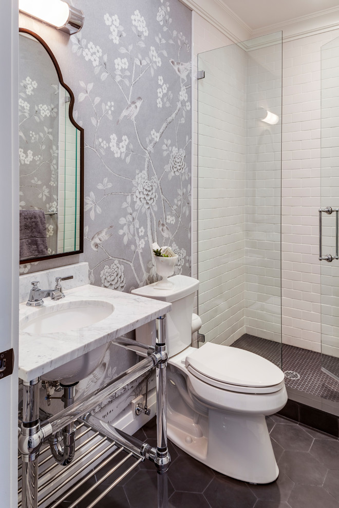 Klassisk inredning av ett mellanstort vit vitt badrum med dusch, med en dusch i en alkov, en toalettstol med separat cisternkåpa, vit kakel, tunnelbanekakel, blå väggar, klinkergolv i porslin, ett undermonterad handfat, marmorbänkskiva, svart golv och dusch med gångjärnsdörr