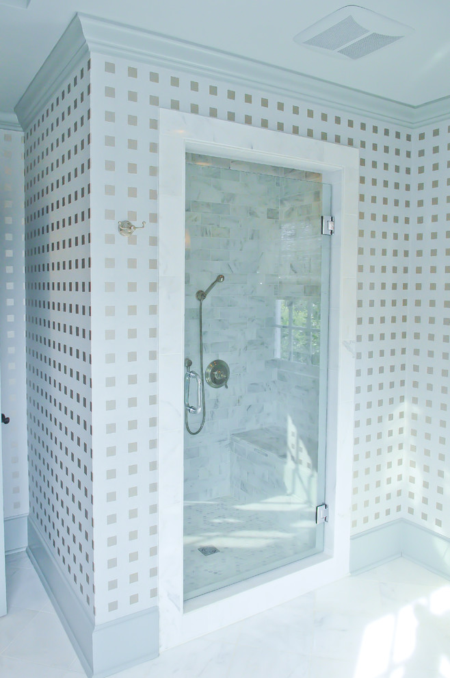 На фото: главная ванная комната среднего размера в классическом стиле с фасадами с декоративным кантом, синими фасадами, отдельно стоящей ванной, душем в нише, унитазом-моноблоком, белой плиткой, каменной плиткой, белыми стенами, мраморным полом, врезной раковиной и мраморной столешницей с