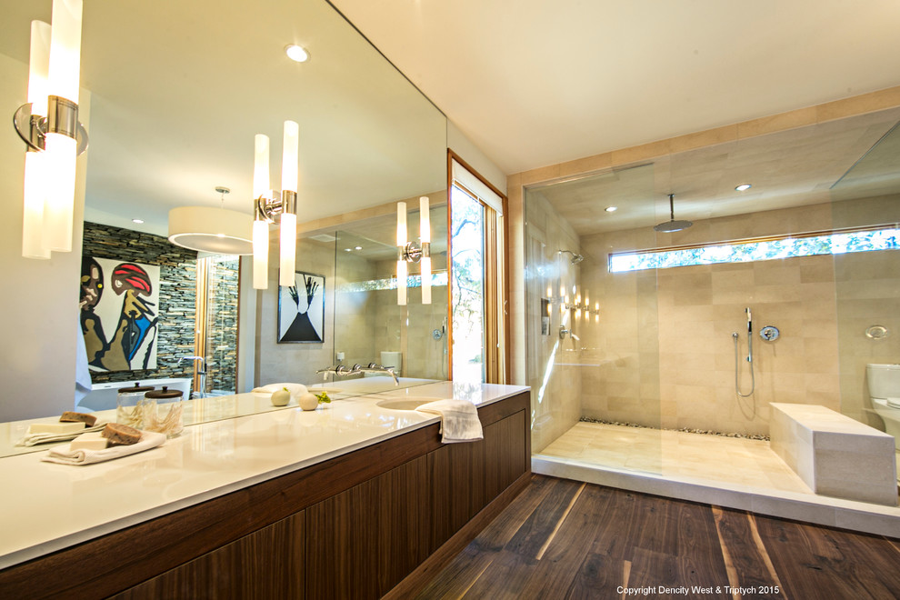 Пример оригинального дизайна: большая главная ванная комната в стиле модернизм с фасадами островного типа, темными деревянными фасадами, душем в нише, раздельным унитазом, каменной плиткой, белыми стенами, темным паркетным полом, врезной раковиной, столешницей из искусственного камня и отдельно стоящей ванной