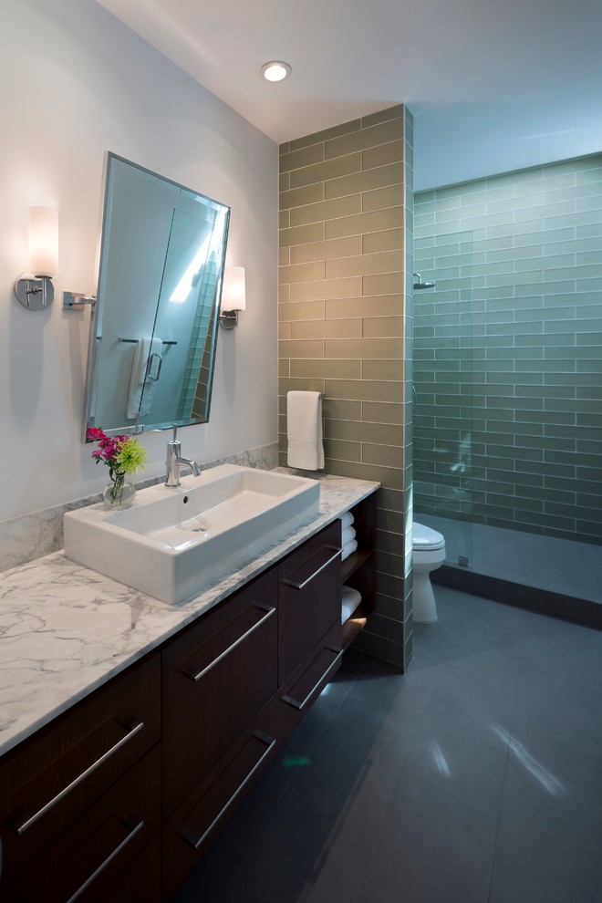 Пример оригинального дизайна: ванная комната среднего размера в современном стиле с плоскими фасадами, темными деревянными фасадами, открытым душем, унитазом-моноблоком, керамогранитной плиткой, белыми стенами, полом из цементной плитки, настольной раковиной, мраморной столешницей, серым полом, открытым душем и белой столешницей