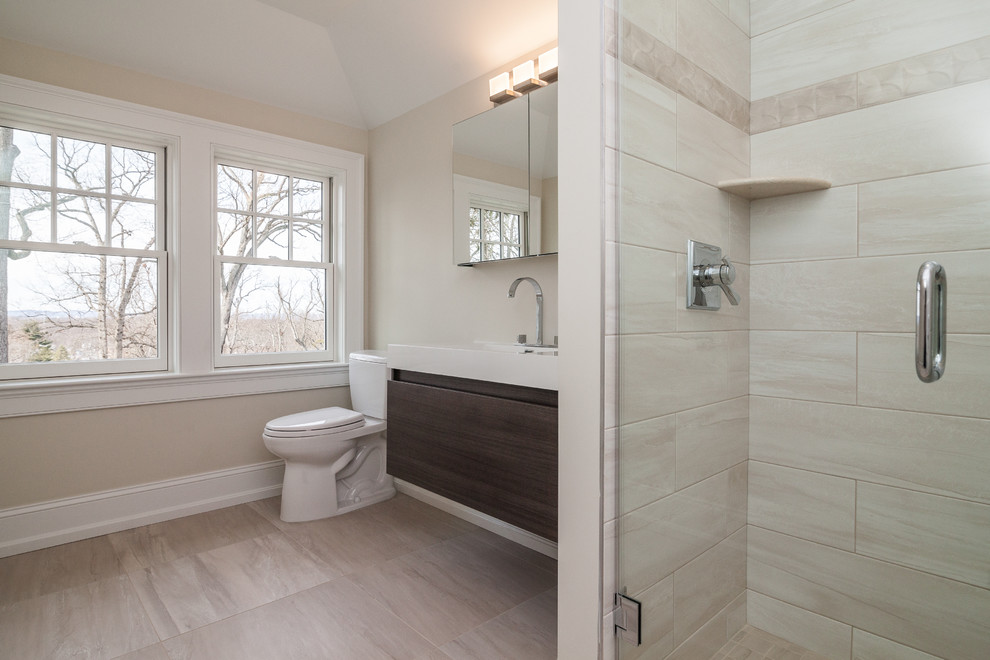 Inredning av ett modernt mellanstort badrum med dusch, med släta luckor, skåp i mellenmörkt trä, en dusch i en alkov, en toalettstol med separat cisternkåpa, beige kakel, keramikplattor, beige väggar, travertin golv, ett integrerad handfat och bänkskiva i akrylsten