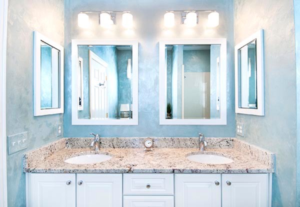 Inspiration för klassiska en-suite badrum, med ett undermonterad handfat, luckor med upphöjd panel, vita skåp, granitbänkskiva, en dusch i en alkov, en toalettstol med separat cisternkåpa, beige kakel, porslinskakel, blå väggar och klinkergolv i porslin