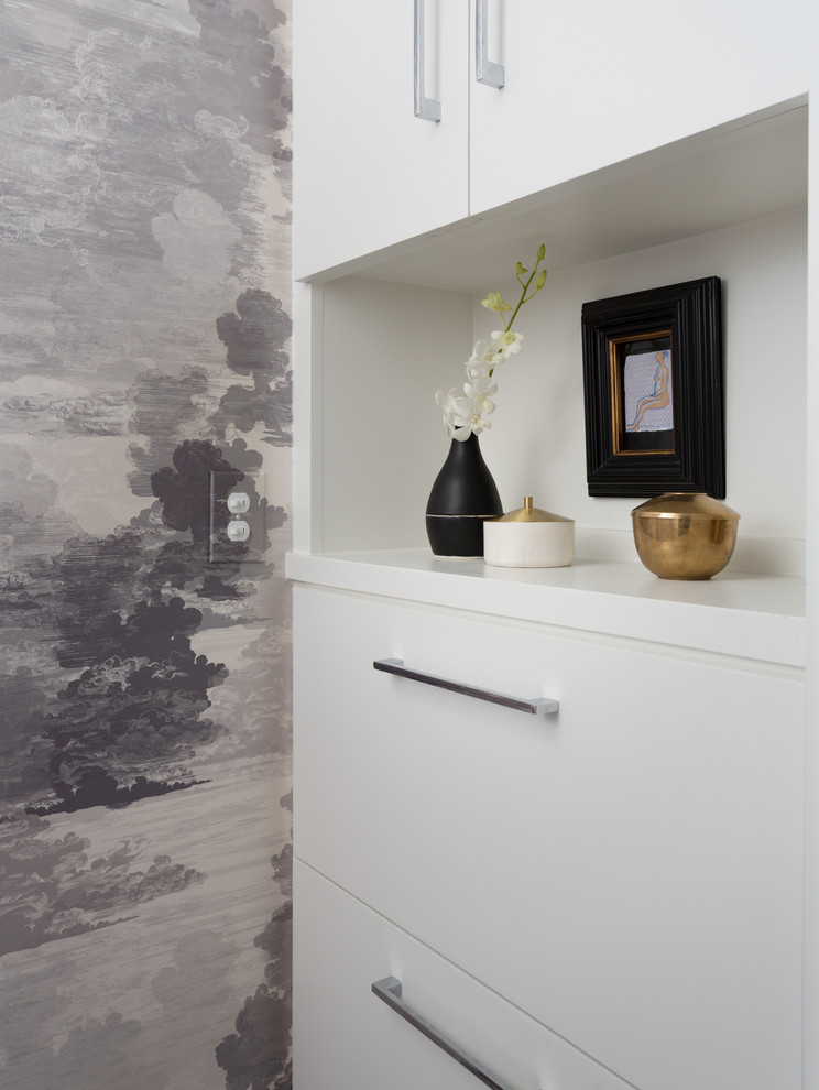 Foto på ett litet vintage en-suite badrum, med ett undermonterad handfat, släta luckor, vita skåp, bänkskiva i kvarts, grå kakel, stenkakel, grå väggar och marmorgolv